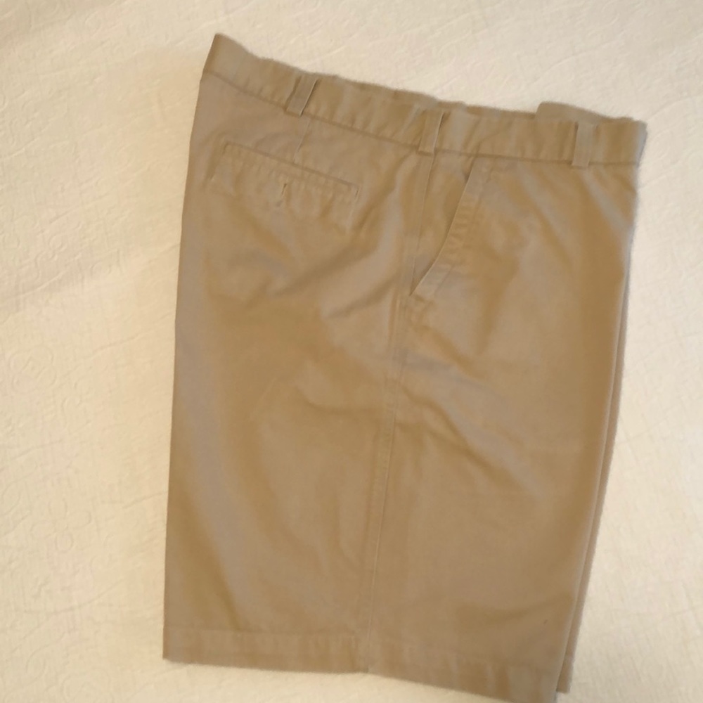 Roundtree and Yorke Khaki Men’s shorts. Size 42. Flat Front
